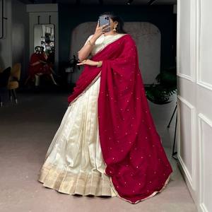 VASTRA COTTAGE Lehenga de Seda Dola Cosida con Blusa con Borde de Zari, Dupatta de Seda Vichitra, Lehenga con Bordado de Lentejuelas e Hilo - Product Image 5