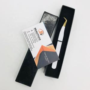 Pinzas de extensión de pestañas de acero inoxidable de 65 grados con logotipo personalizado, Punta puntiaguda con agarre fuerte y pinzas de pestañas de fibra blanca - Product Image 2