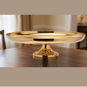 Support de service doré de luxe avec un grand plat peu profond et une base géométrique texturée, disponible à prix de gros. - Product Image 1