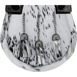 Sporran Tradicional Escocés de Piel Blanca y Negra con Solapa con Grabado Celta Ornamentado, Detalles de Cadena y Tres Borlas de Cuero - Product Image 2