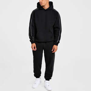 Ensemble de survêtement pour homme de haute qualité, composé d'un pull noir surdimensionné et d'un pantalon de jogging avec passepoil, respirant, idéal pour la salle de sport et les activités sportives - Product Image 1