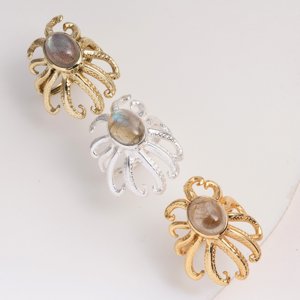 Anillos de latón con labradorita y gema de pulpo de Moku Jewellery, joyería artesanal para mujer, estilo glamuroso inspirado en el océano. - Product Image 3