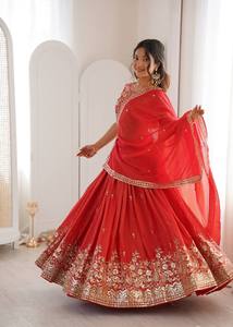 Tendance : Ensemble Lahenga Choli Dupatta en Soie Vaishali Lourde Extensible et Réversible avec Broderie de Sequins pour Fêtes et Mariages TENNECY - Product Image 5