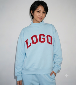 เสื้อสเวตเตอร์คอเต่าสีฟ้าอ่อนสำหรับผู้หญิงพร้อมพิมพ์ตัวอักษรโลโก้สีแดงแขนยาวผ้าฝ้ายถักสำหรับฤดูใบไม้ร่วง - Product Image 1