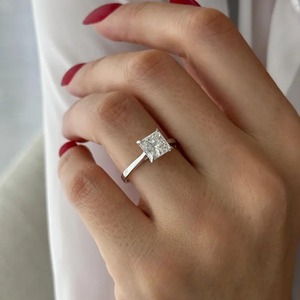 Anillo de Compromiso Solitario con Diamante Cultivado en Laboratorio de 2 Quilates, Corte Princesa, Diseño Catedral Cónico, Oro Blanco de 18K, Certificado IGI - Product Image 5