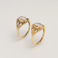 Bague MOKU JEWELLERY en laiton plaqué or avec pierre de lune arc-en-ciel ovale, sertissage classique, bande en filigrane, unisexe, pour hommes et femmes