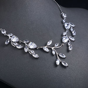 AMBER JEWELS T-2417 Ensemble de colliers minimalistes romantiques en moissanite en forme de feuille, en argent 925 plaqué rhodium, bijoux de mariage unisexe - Product Image 3