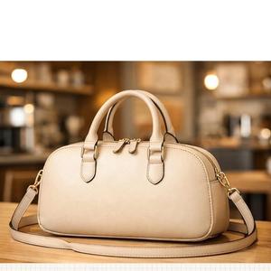 Esta es una bolsa de poliéster ligera en un vibrante color verde menta, ideal para uso diario o como bolsa de compras. - Product Image 6