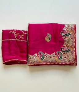Sari en satin et mousseline avec broderie Gota Patti et passepoilage, accompagné d'un chemisier non cousu avec broderie intégrée. - Product Image 4