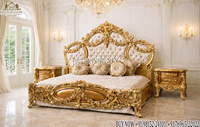 Lit de luxe moderne de taille standard en teck sculpté d'inspiration baroque, réglable en hauteur, avec 2 tiroirs et finition feuille d'or pour chambre à coucher