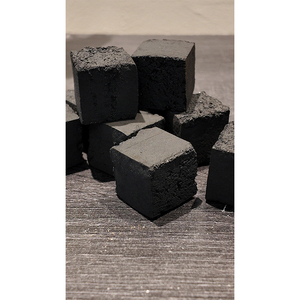 Carbón de Cáscara de Coco Seca de Calidad Estándar, Bajo Contenido de Ceniza, Alto Valor Calorífico, en Forma de Cubo/Hexagonal, en Oferta - Product Image 1