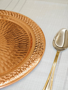 Assiette de présentation décorative martelée pour mariage, table de dîner, vaisselle de luxe, service événementiel - Product Image 2
