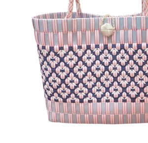 Sac fourre-tout tendance en plastique tressé géométrique fait main pour femme – Idéal pour l'été, la plage et les vacances - Product Image 2