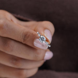 Impresionante anillo de compromiso de moissanita de corte redondo, oro blanco 18 quilates con sólido de configuración de pavé para regalos de boda de estilo moderno - Product Image 1