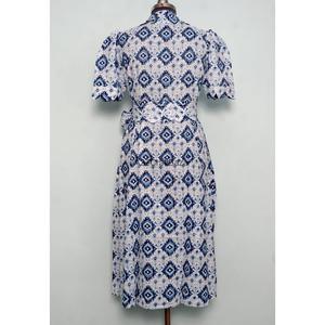 Robe midi pour femme, moderne, élégante, écologique, 100% coton, imprimé floral, silhouette en A, col en V, manches courtes - Product Image 2