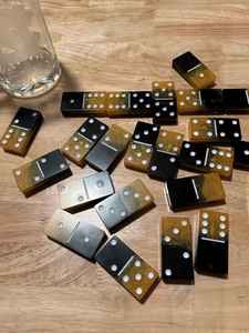 Dominos en résine époxy faits à la main, double six, noir et or pailleté, pièces de jeu d'art et d'artisanat de collection - Product Image 3