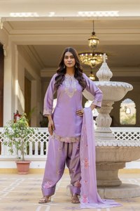 Ensemble de costume élégant en satin de créateur avec broderie codée - Product Image 5
