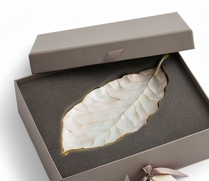 Bol de service en céramique fait main, blanc avec bordure dorée, design minimaliste, pour la table et les cadeaux - Product Image 6