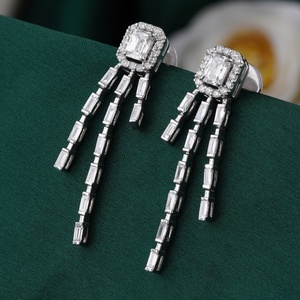 Pendientes de Oro Amarillo de 14K con Diamantes Cultivados en Laboratorio de Corte Esmeralda de 2.27 CT, Halo y Flecos de Baguette - Product Image 1