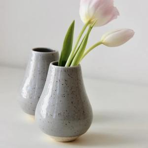 แจกันเซรามิกสีเทาลายจุดทันสมัย รูปทรงเรียวหรูหรา เคลือบเงาเรียบเนียน พร้อมดีไซน์เก๋ไก๋สำหรับการตกแต่งสไตล์ร่วมสมัย - Product Image 2
