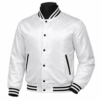 Veste de sport blanche en satin pour homme, col montant côtelé noir, poignets à revers, boutonnage simple