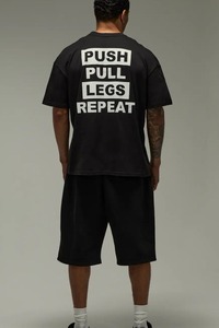 เสื้อยืดคอกลมแขนสั้นทรงปกติสำหรับผู้ชาย ผ้าฝ้ายเจอร์ซีย์ 100% ระบายอากาศได้ดี น้ำหนัก 220 กรัม  รับสกรีนลายตัวอักษรด้านหน้าตามแบบที่ต้องการ - Product Image 5