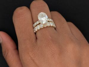 Anillo de compromiso con diamante cultivado en laboratorio de corte ovalado de 3 quilates con banda a juego de corte ovalado, conjunto nupcial de oro amarillo macizo de 14 quilates para mujer - Product Image 4