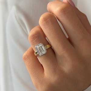 Bague solitaire à deux tons avec émeraude taille émeraude de 3 carats, sertie clos, tige conique de 3 mm, griffes en or massif 14 carats et platine, certifiée IGI - Product Image 5