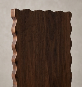 Planche à découper en bois de noyer et bois de manguier, bord ondulé, avec pieds de support, vente en gros - Product Image 3