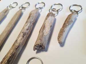 Porte-clés artisanal en bois flotté naturel, cadeau pour les amoureux de la nature - Product Image 3