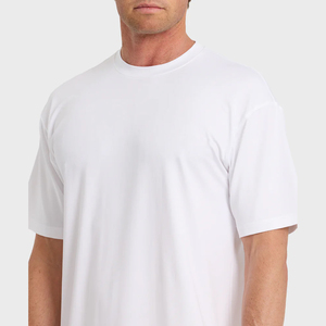 เสื้อแรชการ์ดสีขาวสำหรับผู้ชาย ผ้าระบายอากาศ แห้งเร็ว เป็นมิตรต่อสิ่งแวดล้อม ทรงปกติ ย้อมสีเรียบๆ เสื้อลำลองสำหรับผู้ใหญ่ รับผลิตแบบ OEM ODM เสื้อผ้ากีฬา - Product Image 4