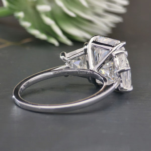 Impresionante anillo de compromiso de tres piedras de moissanita de corte radiante con piedra lateral trapezoidal, regalo de boda u ocasión de oro blanco de 18 quilates - Product Image 2