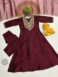 Ensemble Kurti / Kurta de créateur en pure soie Chinon avec broderie fantaisie, collection Hiver 2026, tendance pour adultes - Product Image 4