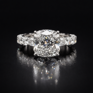 Anillo de Compromiso con Diamante Cultivado en Laboratorio de Corte Cojín de 4.00 CTW, Banda Pavé, Certificado IGI, Oro de 14K, Anillo de Lujo para Novia - Product Image 1