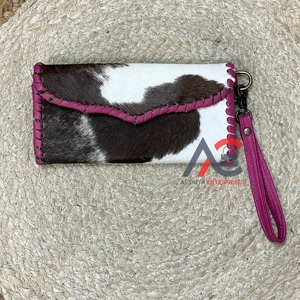 กระเป๋าคลัทช์หนังวัวแท้สีชมพูน่ารักทันสมัยสำหรับผู้หญิง งานแฮนด์เมด พร้อมช่องใส่บัตรและเงินสด สายคล้องมือ กระเป๋าสตางค์หนังแท้ OEM - Product Image 1