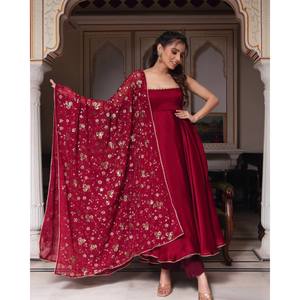 Robe de soirée trapèze en satin faite main par un créateur, avec jupe et dupatta, coupe taille naturelle - Product Image 5