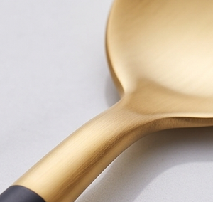 Cuillère à bar en or plaqué élégante avec manche noir, agitateur à cocktail minimaliste, outil de mélange en métal durable - Product Image 2