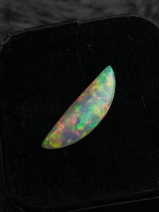 Opale d'Éthiopie naturelle cabochon, forme lune, opale de feu, multicolore, éclatante, pierre précieuse en vrac pour bijoux et guérison - Product Image 1