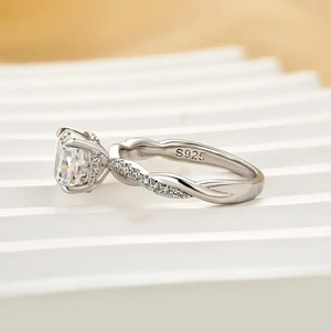 Nueva Colección Anillo de Compromiso con Corte Cojín de Moissanita 925, Anillo de Viaje, Plata de Ley Chapada en Oro Blanco de 2.0 Quilates para Mujer - Product Image 2