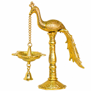Soporte para Lámpara de Aceite de Latón con Forma de Pavo Real Hecho a Mano |   Campana Decorativa Colgante con Forma de Diya |   Decoración Tradicional de Templo para Bodas |   Indirae - Product Image 1