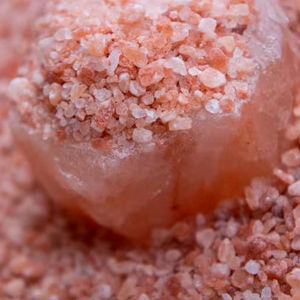Cuenco de sal de roca rosa del Himalaya hecho a mano auténtico para el bienestar de la cocina gourmet y artesanías de cocina naturales con acabado tallado - Product Image 1