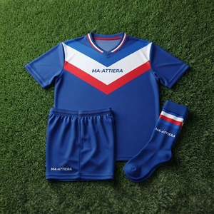Ensemble de maillots et shorts de football personnalisés bleu, rouge et blanc, 100% polyester respirant, tenue d'équipe de football, uniforme sportif, service OEM - Product Image 5
