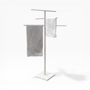 Porte-serviettes minimaliste en métal argenté, support de salle de bain autoportant à double barre, design moderne et gain de place - Product Image 1