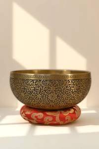 Magnifique bol chantant en laiton antique pour la pratique de la pleine conscience, les rituels de relaxation, la décoration d'autel bouddhiste, l'énergie positive - Product Image 2