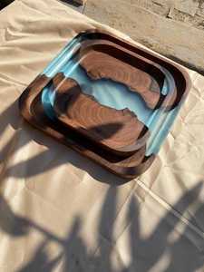 Plateau de service haut de gamme en résine et bois massif avec poignées métalliques de luxe pour le petit-déjeuner, les boissons, le fromage et la présentation du vin - Product Image 5