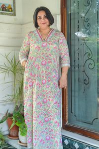 Nuevo Vestido de Playa de Verano, Moderno, Cómodo y Dulce, Estampado Floral Rosa a Mano, de Algodón Ecológico, Transpirable, con Cuello en V, Manga Larga y Largo hasta el Suelo - Product Image 3