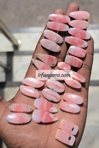 โอปอลสีชมพูคุณภาพสูงแบบคาโบชอง ราคาขายส่ง ล็อต 100% โอปอลธรรมชาติ คู่เหมือนกัน หินโอปอลสีชมพูทำมือ รูปทรงและขนาดคละแบบ ล็อต - Product Image 4