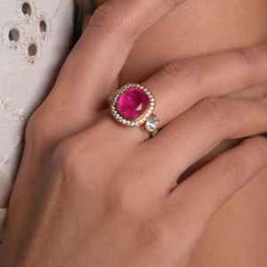 Anillo llamativo de plata con halo de gemas rosas y acabado en oro vintage, estilo victoriano, para cóctel, uso diario y compromiso. - Product Image 2