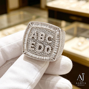 Anillo de Moissanita Plateado en Oro Rosa con Incrustaciones de Plata, Estilo Hip Hop, con Letra Tallada, Tipo Sello, Engaste Pavé, Joyería Cuadrada para Dedo, para Boda y Fiesta - Product Image 1