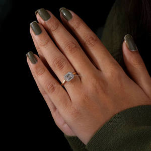 Anillo de compromiso de Halo de diamante de corte esmeralda cultivado en laboratorio, anillo de bodas de oro de catedral único para mujer, anillo de diamante certificado IGI - Product Image 5